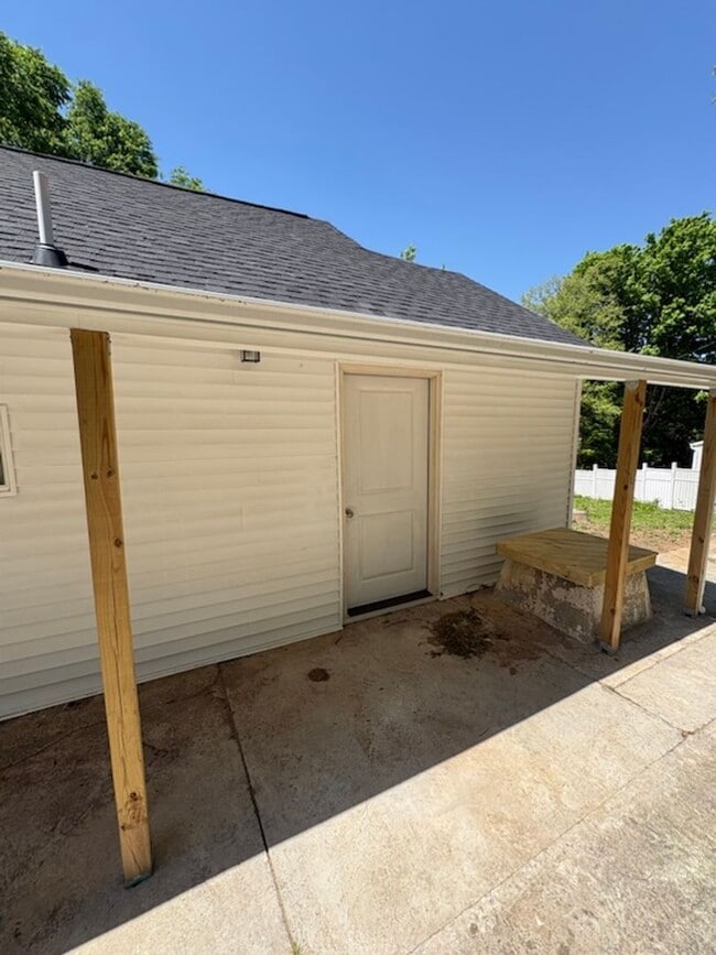 Building Photo - 844 Bales Rd