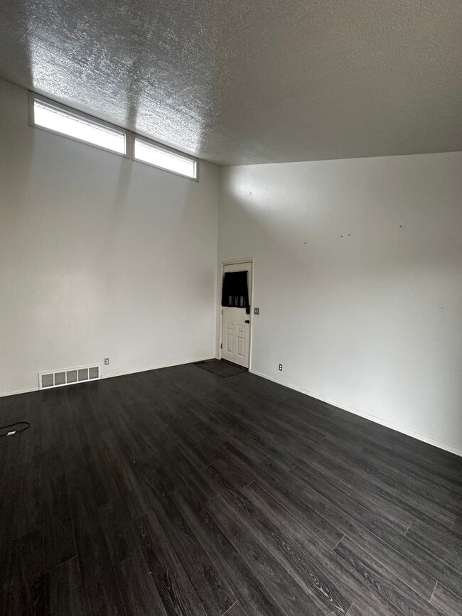 Building Photo - MOVE IN SPECIAL-- DECEMBER RENT FREE--Wonderful Single-Family Home in The Highland Area