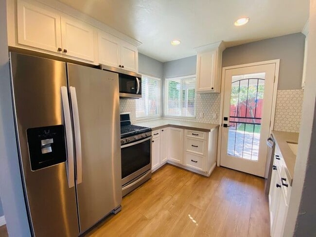 Building Photo - Lovely remodeled 3 bed 1 bath in Pacific Beach ! Minutes from Mission Bay and the beach!