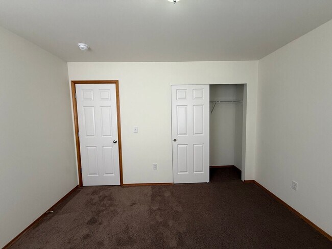 Building Photo - 4 Bed 2 Bath Home in Waterbury Meadows