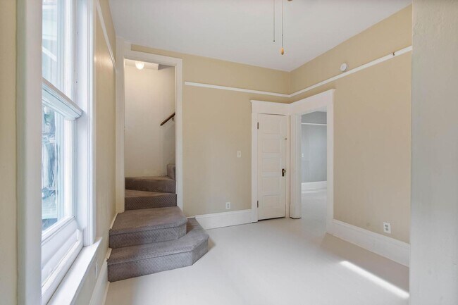 Building Photo - Spacious, light-filled 3-bdrm/2-bath vinta...