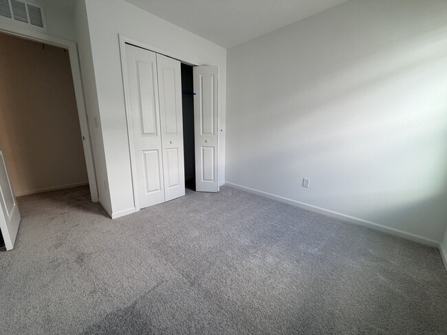 Building Photo - 523 Holly Lks Dr