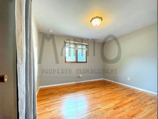 Building Photo - Entertainers Dream Home