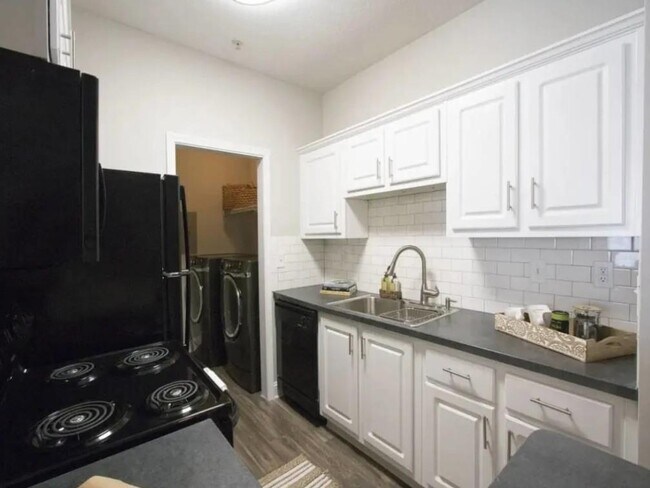 Primary Photo - 100 Crossing Blvd