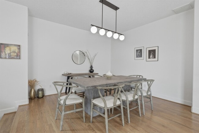 Building Photo - 5515 Venice St