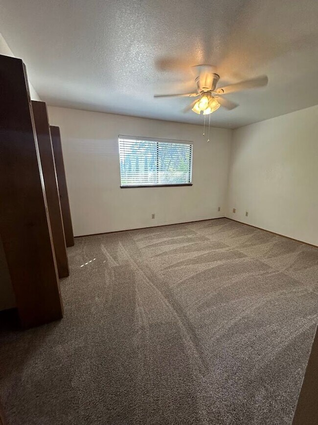 Building Photo - Nice well cared for home in desirable Edge...