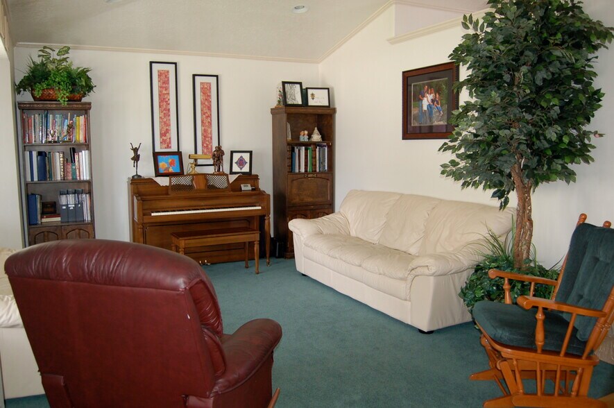 Living Room - 454 E 800 N