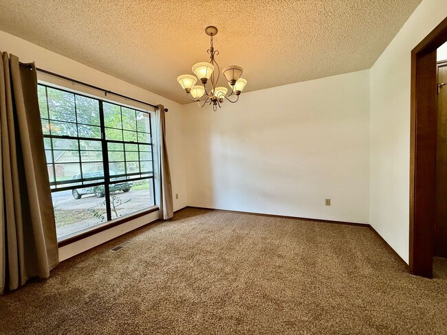 Building Photo - 4BD 2.5 Bath Pet Friendly