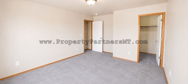 Building Photo - Very Nice 3 Bed 2.5 Bath Town house in River Rock Subdivision!