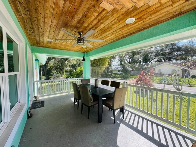 Building Photo - 2415 Laurel Ln