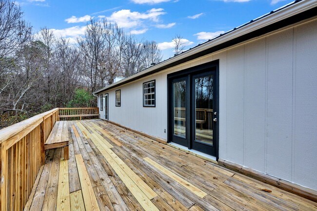 Building Photo - 5568 Spanish Trce