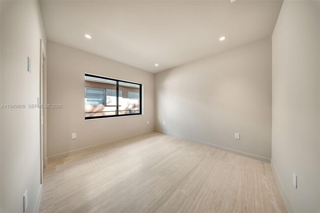 Building Photo - 2625 SW 32nd Ct