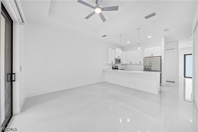 Building Photo - 2218 Fairway Dr
