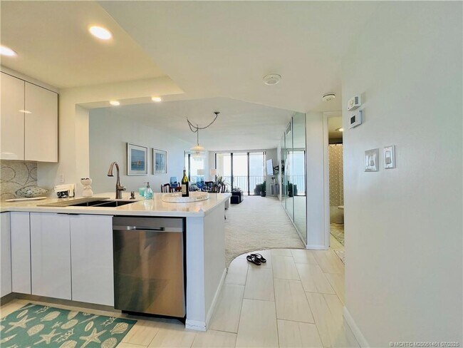 Building Photo - 4200 N Hwy A1A