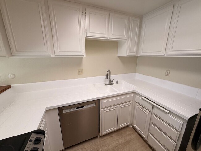 Building Photo - 2 Bed, 2 Bath Fullerton Condo For Rent w/ ...