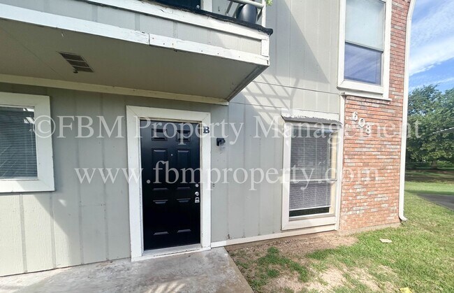 Building Photo - 608-B Walter Stephenson - Downstairs 2 Bed...
