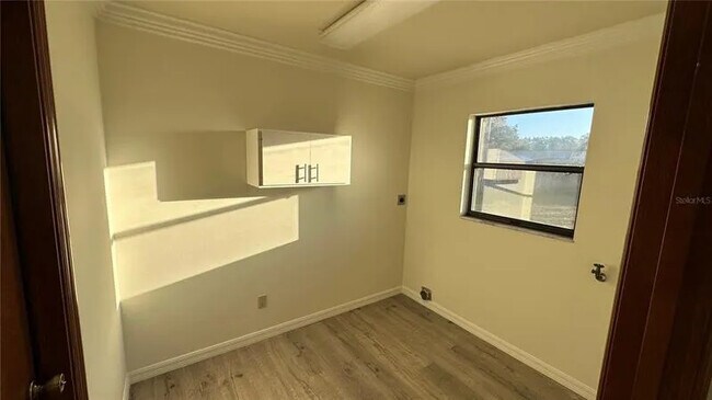 Laundry Room - 185 SE 62nd Ave