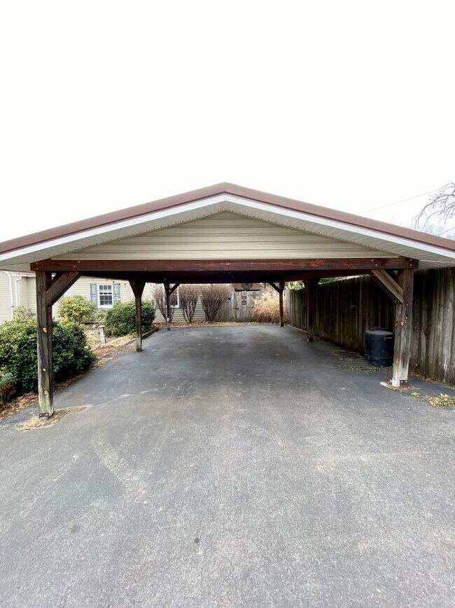 Building Photo - Spacious 3BR Home Minutes from Downtown Johnson City | W/D Included | Garden Beds