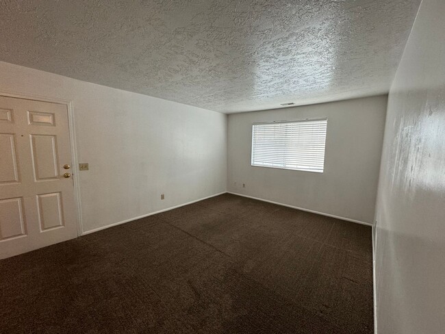 Building Photo - Available now! 2 bedroom 1 bath!