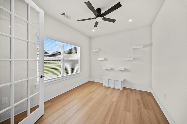 Building Photo - 951 Moksha St
