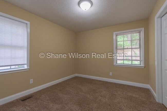 Building Photo - 11 Carroll Ln