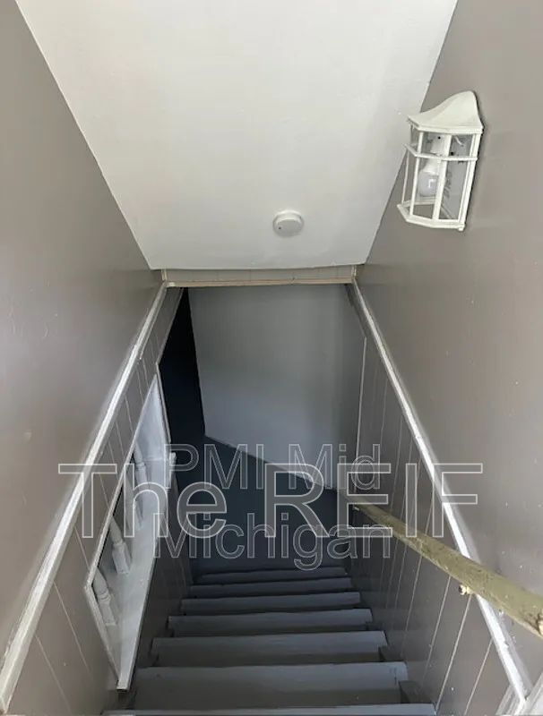 Building Photo - 813 Alvord Ave