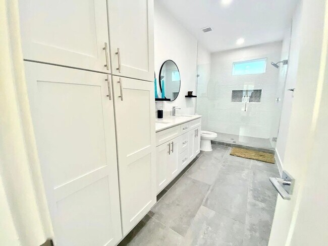 Building Photo - 4223 Delano Pl