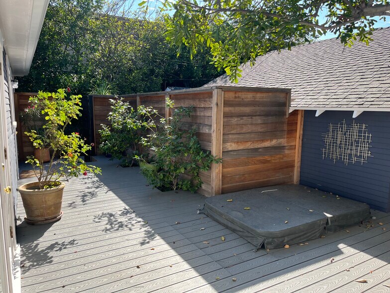 Building Photo - 7024 De Longpre Ave