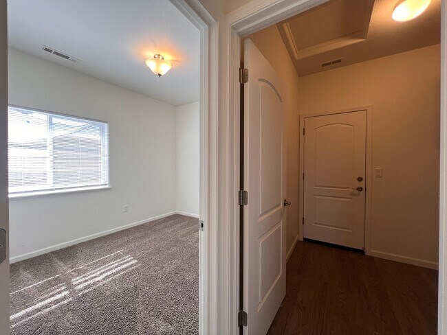 Building Photo - Silverland Estates 3 Bedroom 2 Bathroom Ho...