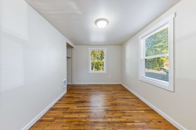 Building Photo - Updated 3 bedroom duplex