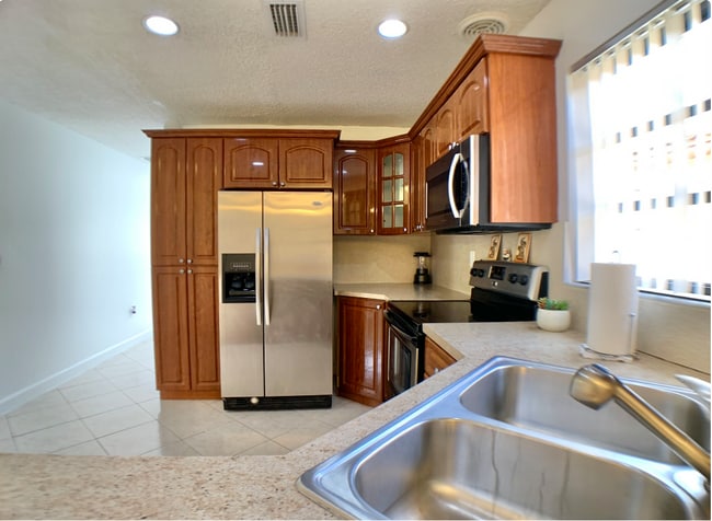 Building Photo - 6411 W 22nd Ct