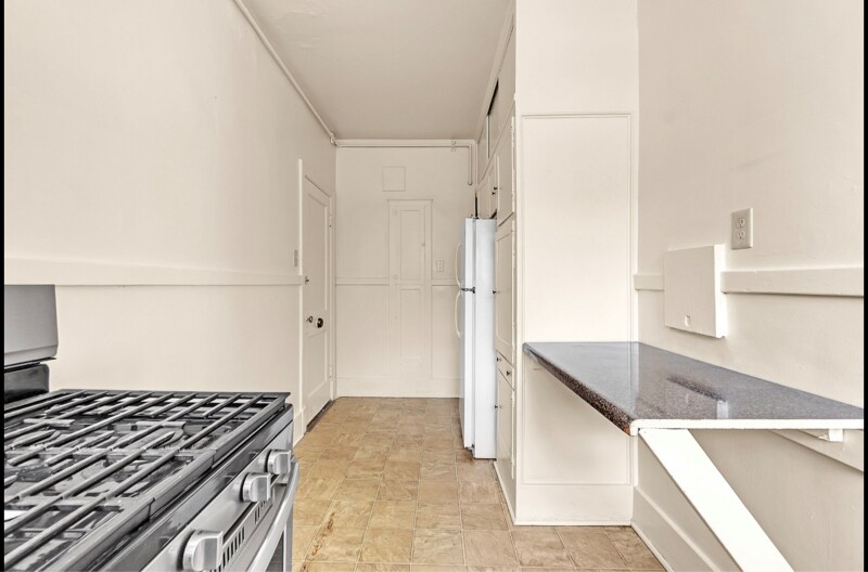 Building Photo - 665 E Pkwy S