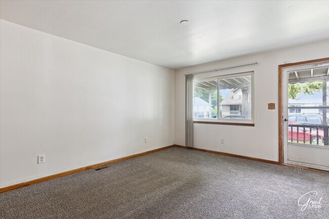 Building Photo - 3 bedroom ranch $1250 - Lease Special