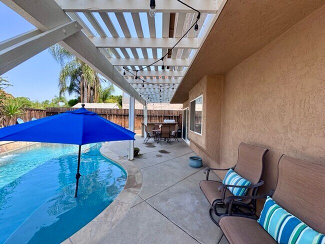 Building Photo - Beautiful 4 Bedroom Pool Home with Solar i...
