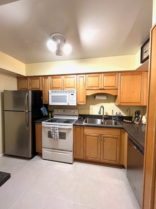 Building Photo - 2040 Lakewood Club Dr S