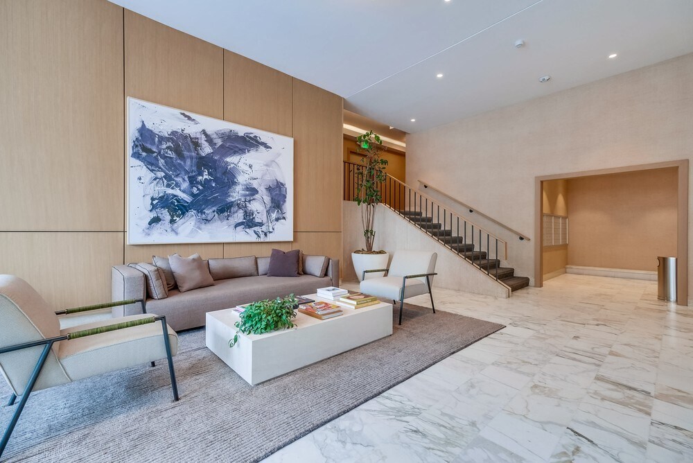 Building Photo - 999 N Doheny Dr