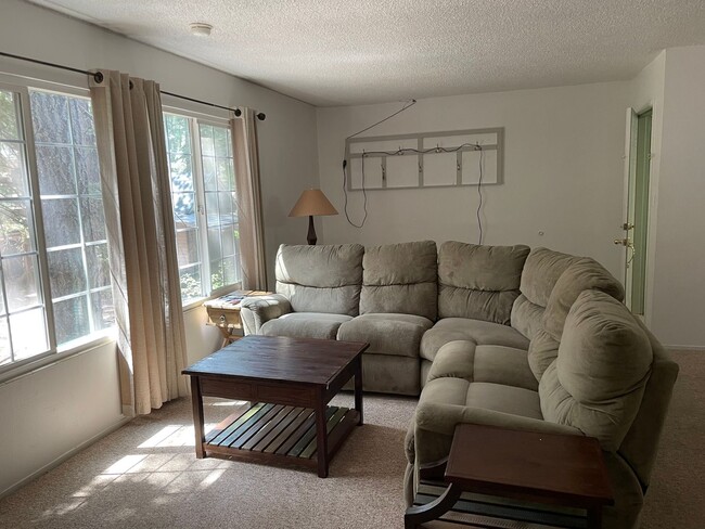 Building Photo - Upstairs Condo - 2 Bed, 1 Bath - Centrally...