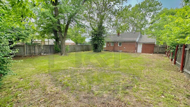 Building Photo - 1102 N Crestway St