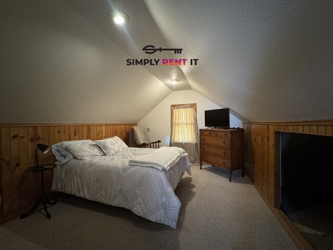 Building Photo - 3 Bedroom Downtown, Ames with Hardwood Floors