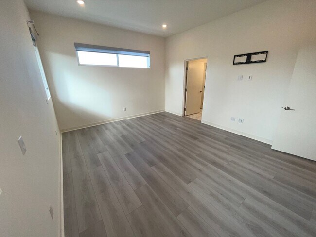 Building Photo - 3128 Cañon St