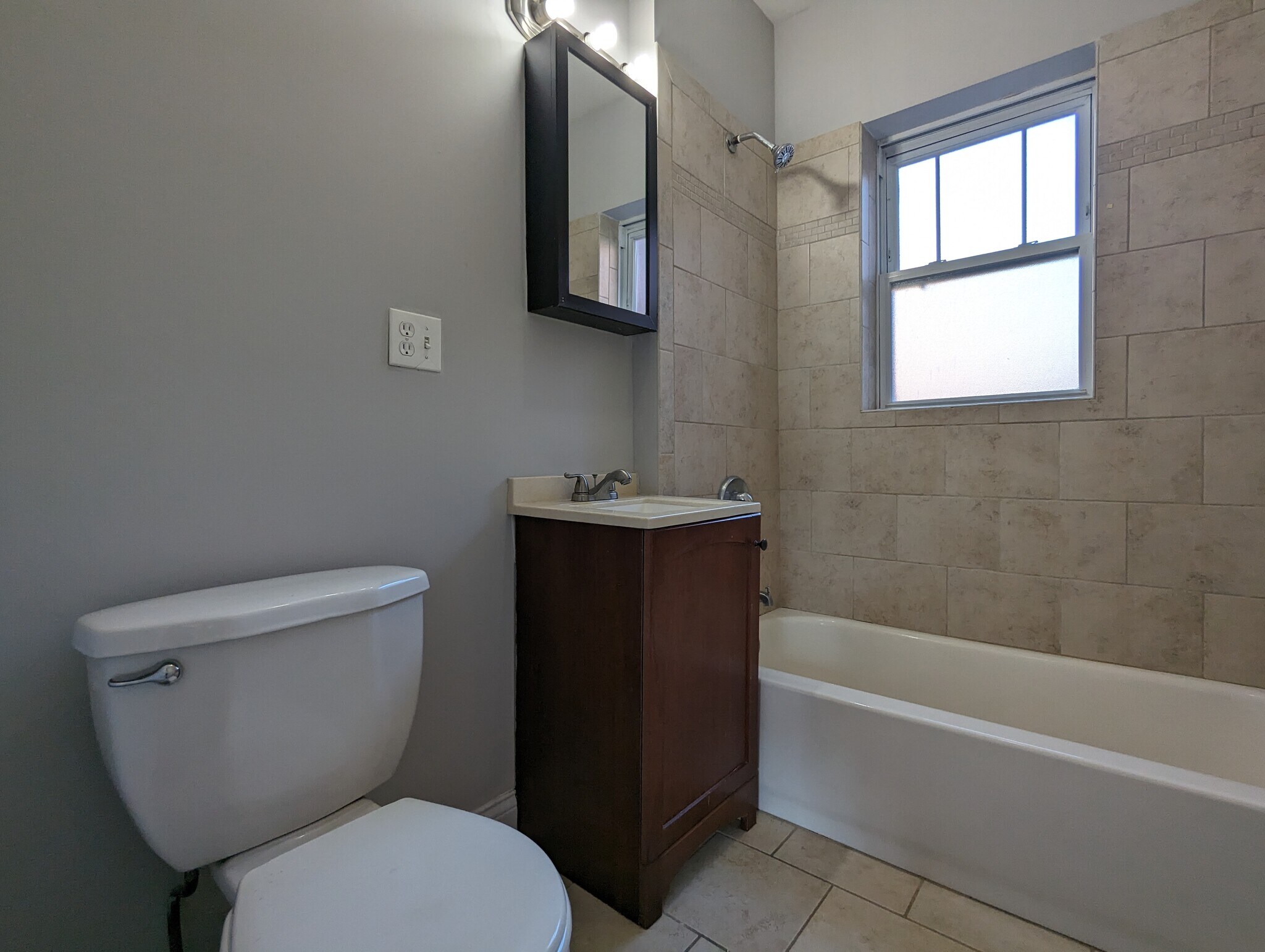 Building Photo - 953 W Cornelia Ave