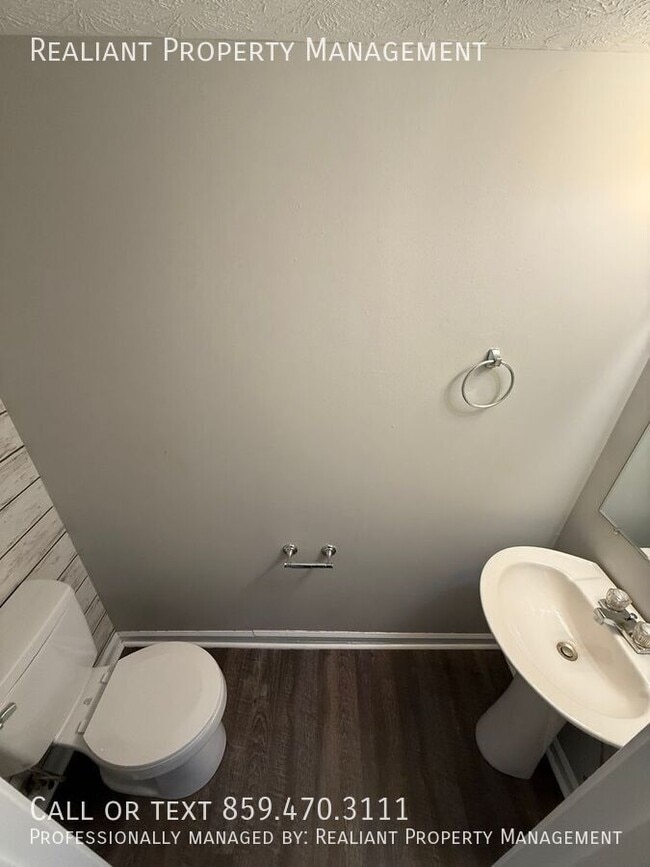 Building Photo - 223 Tanbark Dr