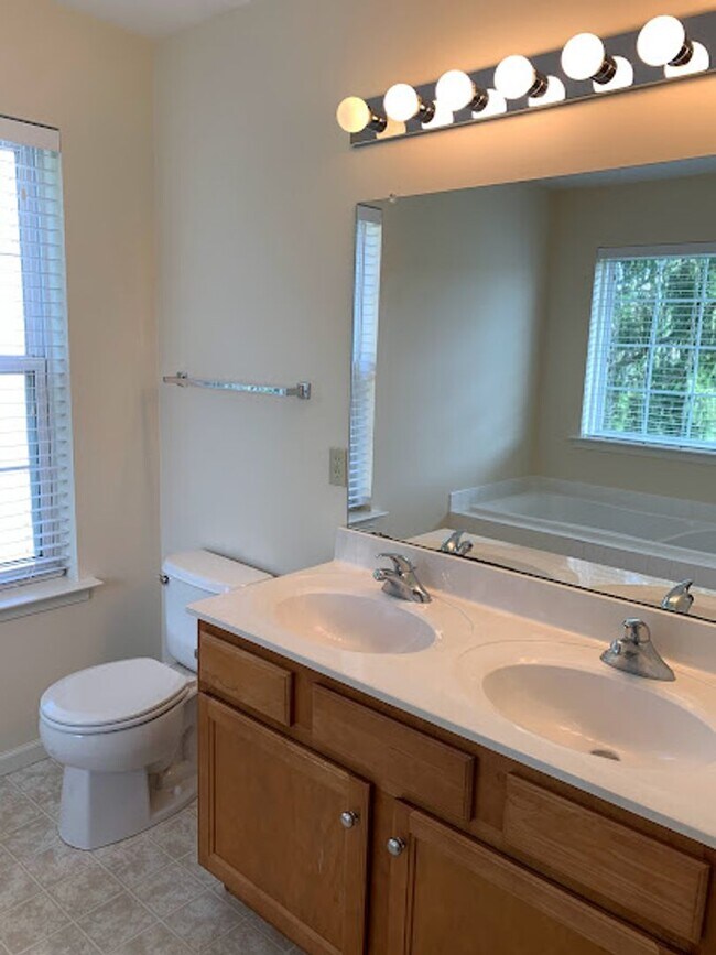 Building Photo - New Macungie Rental Listing