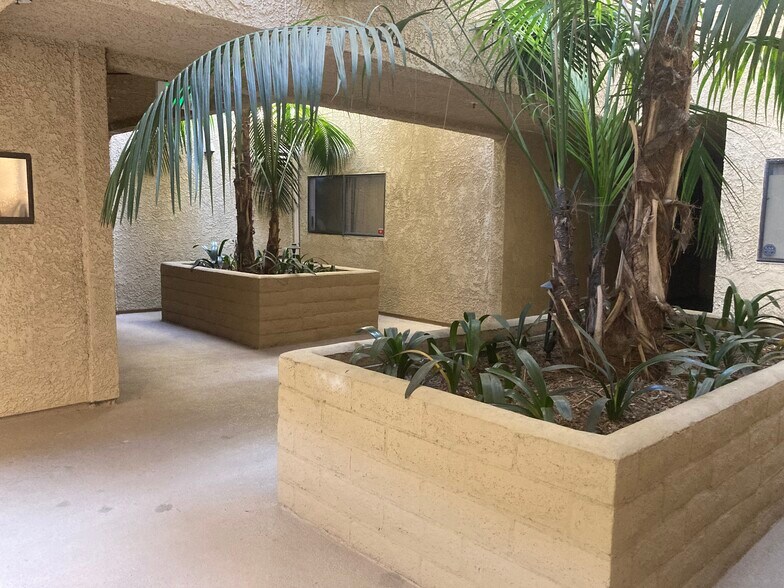 Building Photo - 550 Orange Ave