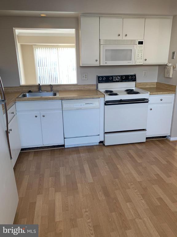 Building Photo - 300 Sedgemoor Square