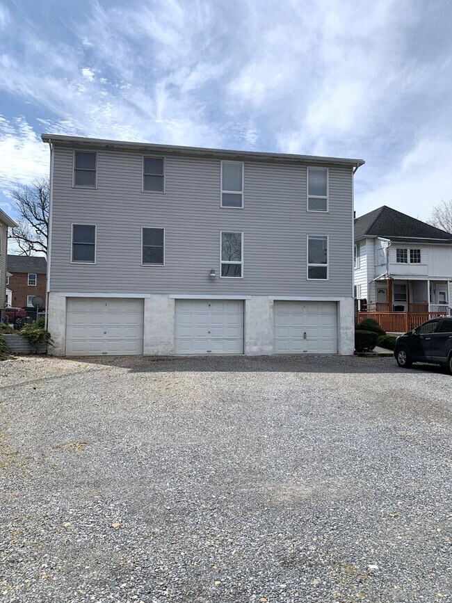 Building Photo - 253 College Ave