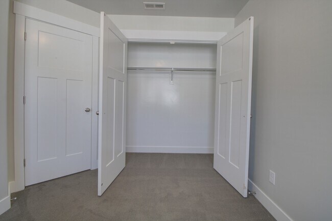 Building Photo - Pet Friendly Lehi Townhome