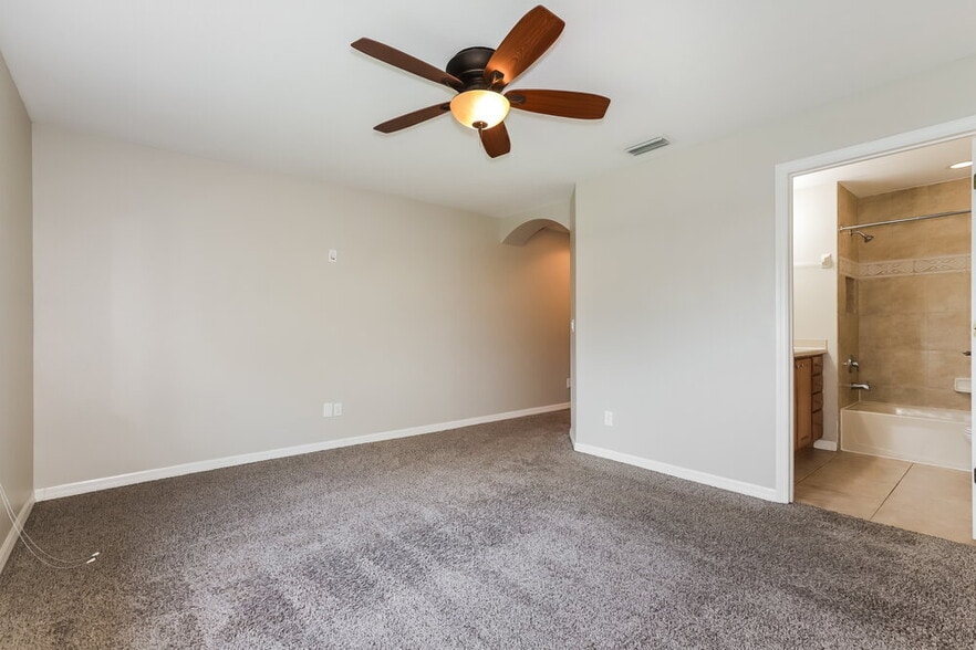 Building Photo - 11432 52nd Ct E