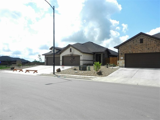 Building Photo - 241-243 Hidden Springs Dr