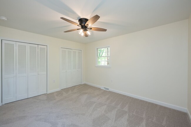 Building Photo - SPACIOUS RETREAT WITH DOWNTOWN CONVENIENCE